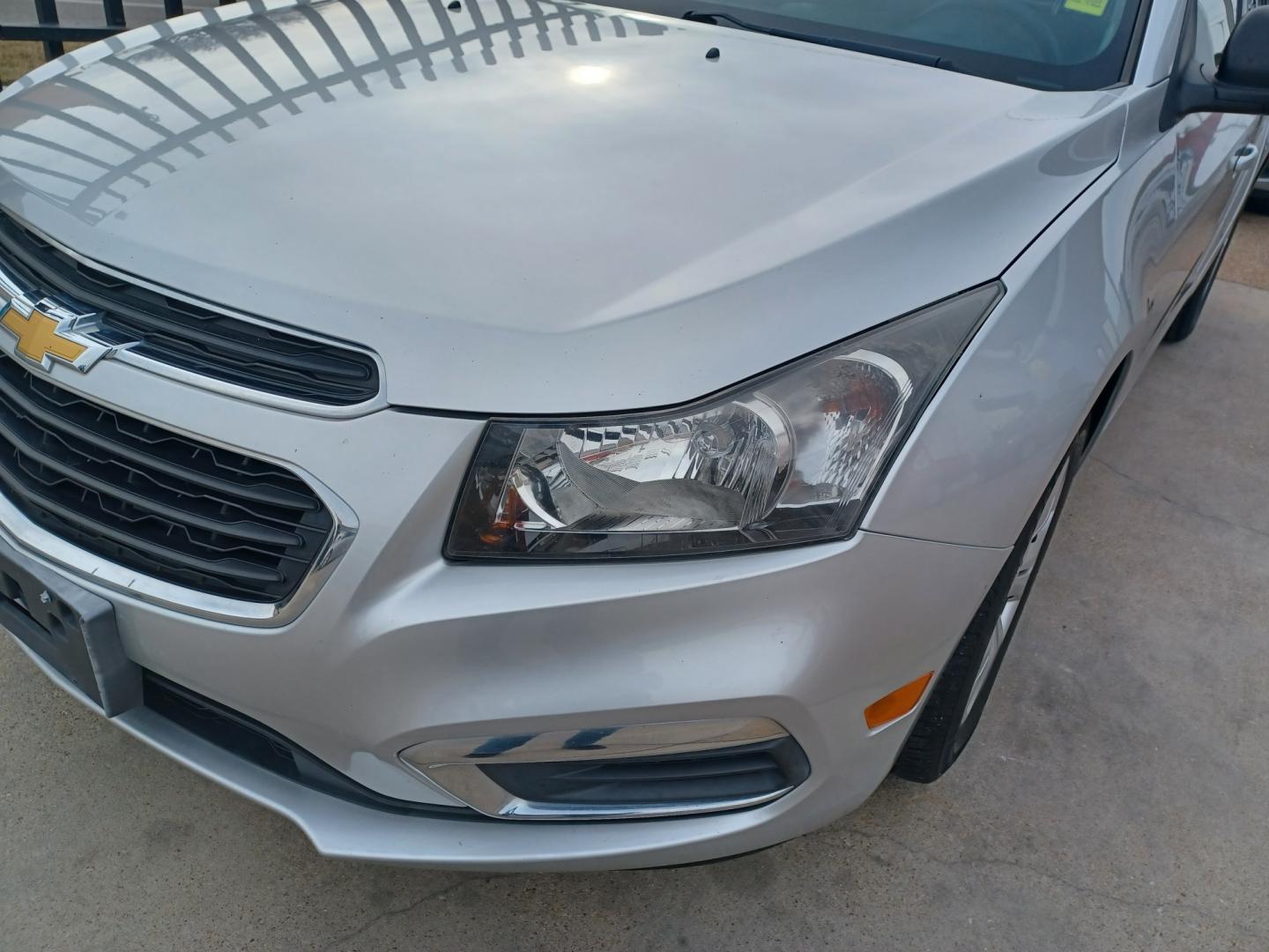 2015 SILVER /GRAY AND BLACK Chevrolet Cruze LS (1G1PA5SGXF7) with an 1.8L GAS I4 engine, 6-Speed Automatic transmission, located at 2001 E. Lancaster, Ft. Worth, 76103, (817) 336-7000, 32.746181, -97.301018 - Photo#4